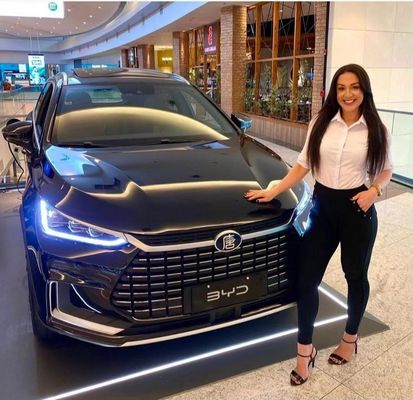 Dobra cena. Energetyczny Samochód Byd Tang 2023 Pojazd 7 miejsc siedzących 730 Km Długi zasięg Elektryczny samochód Ev Skręć w lewo w Internecie