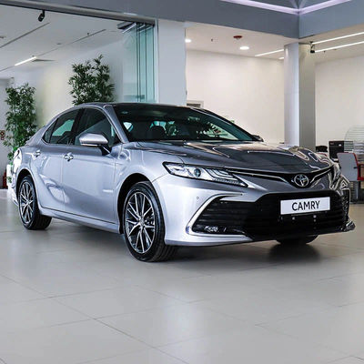 Dobra cena. Toyota Camry 2024 elektryczny samochód dla dorosłych ręczna regulacja siedzenia kierowcy i technologia ekranu dotykowego w Internecie
